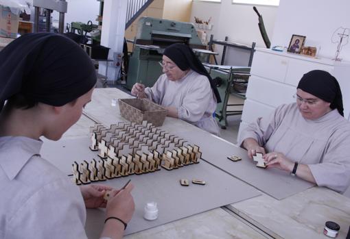 Hermanas Pobres de Santa Clara de Algezares (Murcia) realizan cruces de madera para señalar los sitios en los bancos