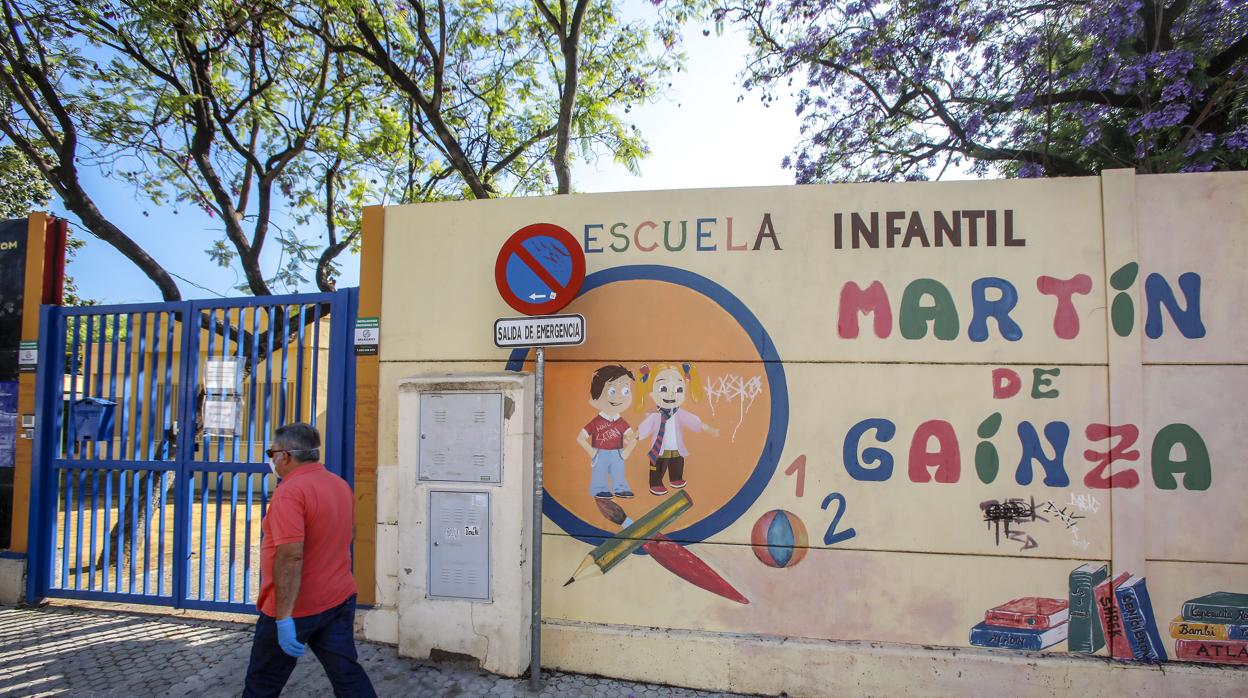 Un colegio de Sevilla, rabierto para labores de desinfección