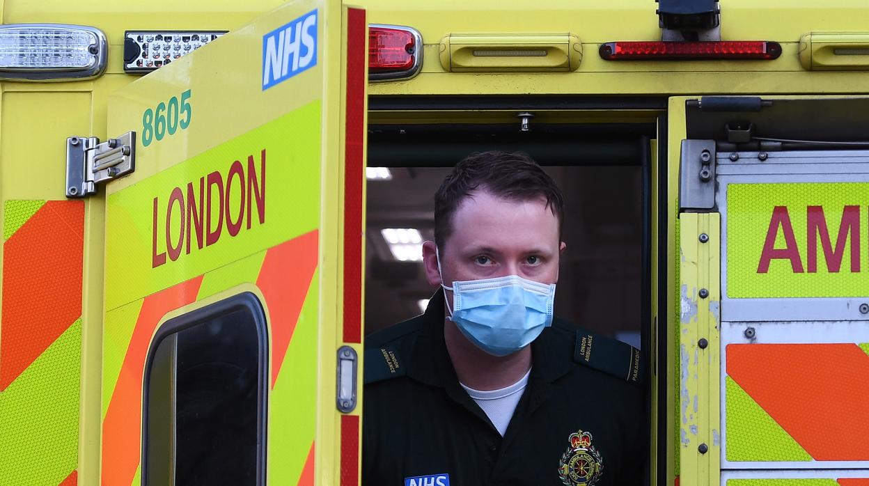 Un trabajador de ambulancia se protege con mascarilla en Londres