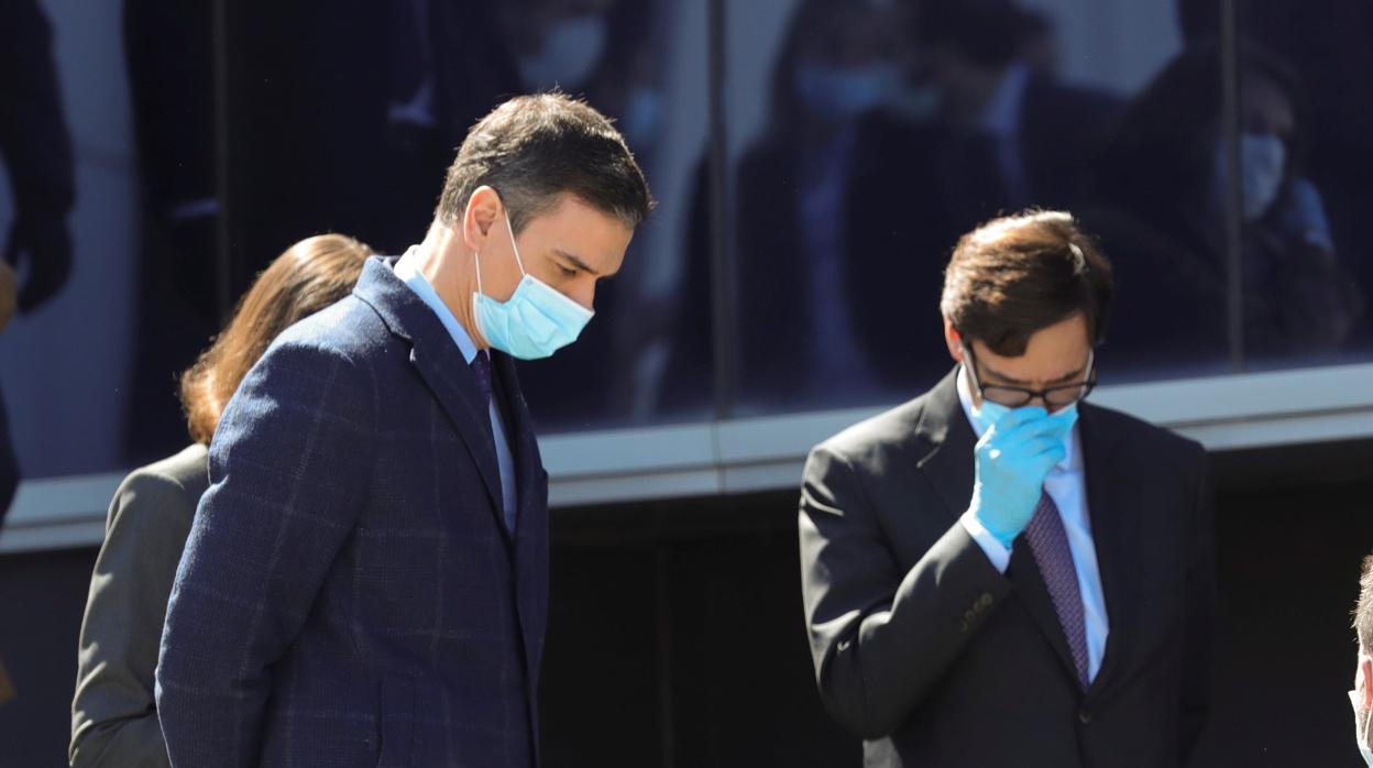 El presidente del gobierno, Pedro Sánchez, y el ministro de Sanidad, Salvador Illa, protegidos con mascarilla y guantes