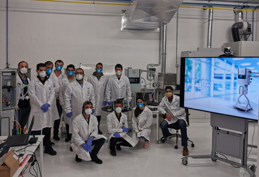 Equipo del CEiiA junto al prototipo de ventilador