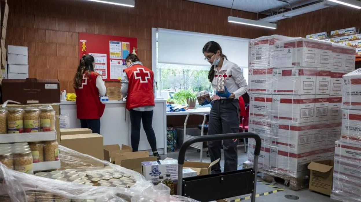 Almacén de la Cruz Roja para el reparto a domicilio de alimentos durante la crisis del Covid-19