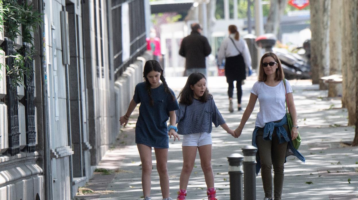 Niñas disfrutan de su paseo diario junto a su madre