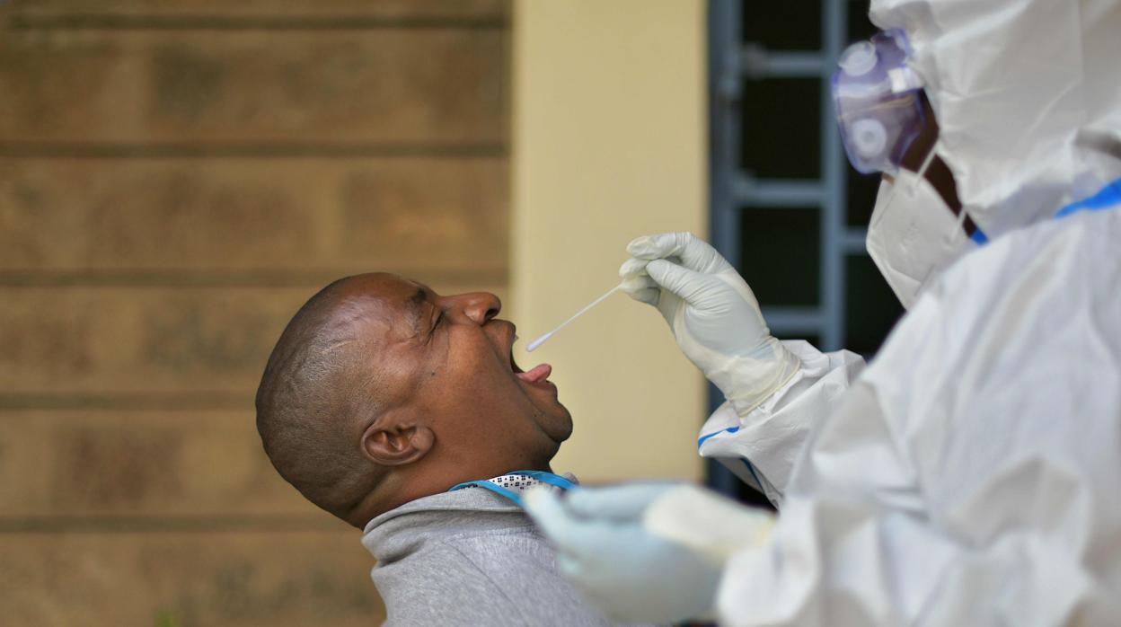 Fotografía de archivo de un hombre siendo sometido a un test de coronavirus