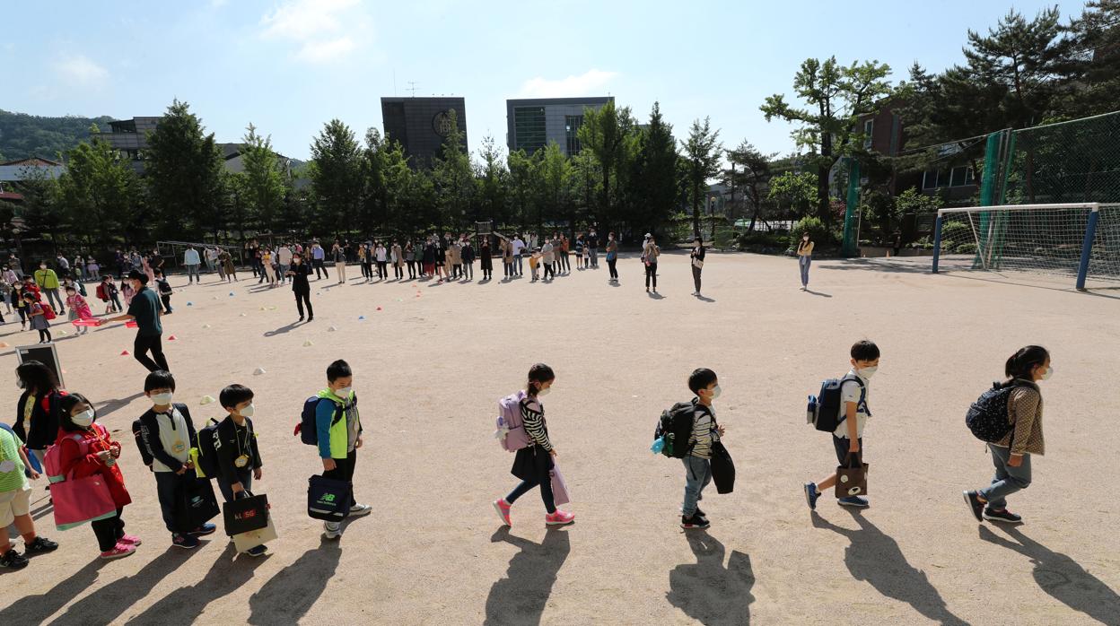 Imagen reciente de niños en fila en un colegio de Seúl