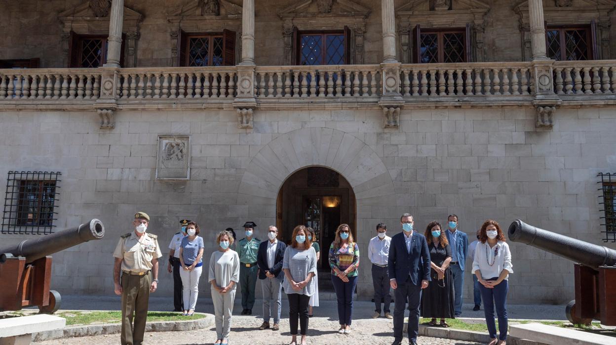 La presidenta del Govern, Francina Armengol, esta semana junto a las demás autoridades durante el minuto de silencio en memoria de las personas fallecidas debido a la pandemia del coronavirus