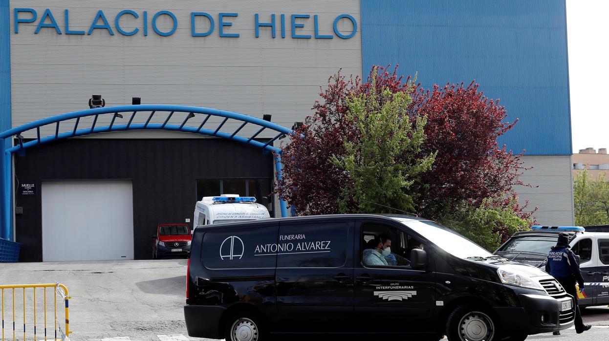 Un coche fúnebre sale del Palacio de Hielo, un centro comercial con pista de patinaje que se usó en Madrid como morgue para cadáveres de personas fallecidas con coronavirus, el pasado 24 de marzo