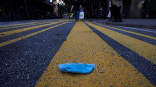 ¿Dónde se tiran las mascarillas y los guantes desechables?