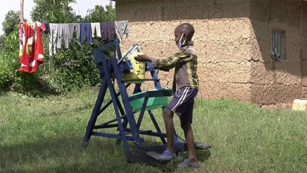 Un niño keniano de nueve años crea un ingenioso sistema de lavado de manos para evitar posibles contagios