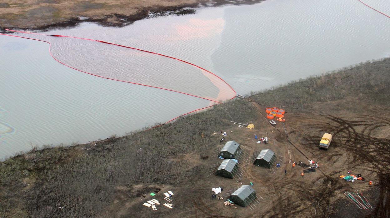 Un equipo analiza el vertido de combustible diésel al río Ambárnaya, cerca de la ciudad siberiana de Norilsk