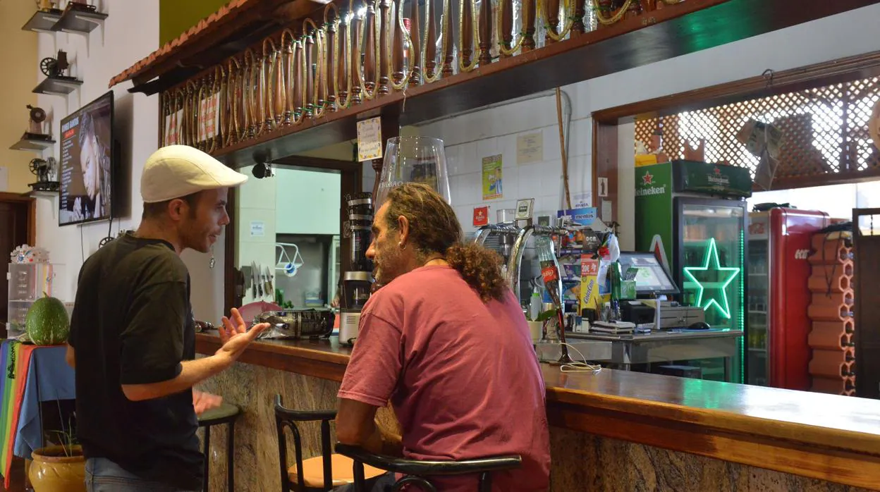 Dos hombres en la barra de un bar del municipio de La Frontera