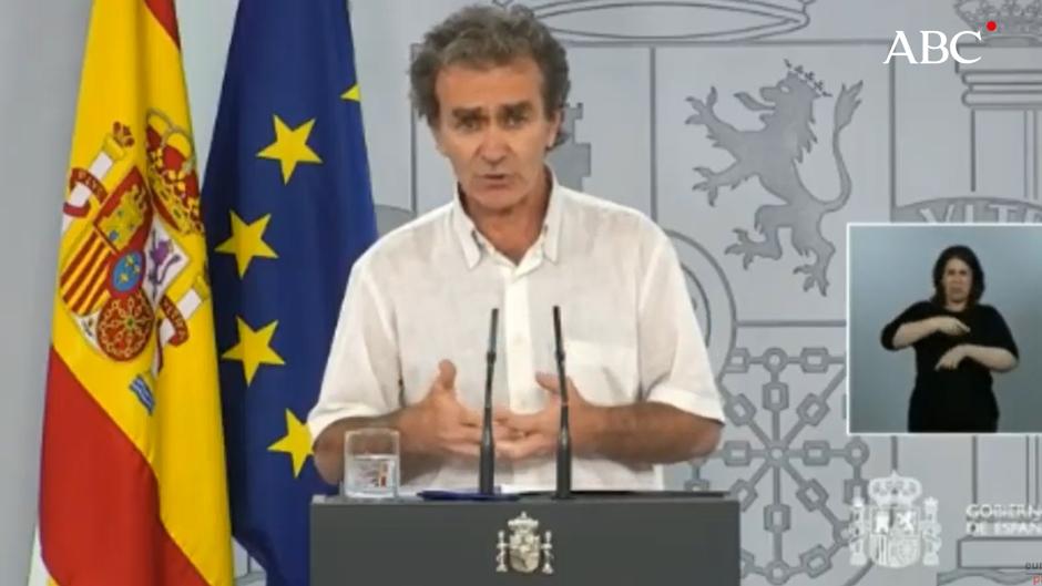 Fernando Simón explica que el aumento de casos leves no significa que el coronavirus sea «menos virulento»