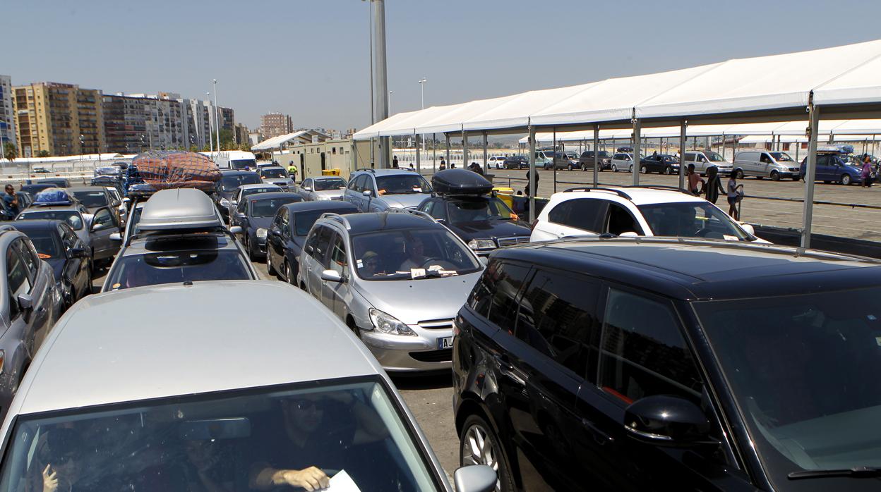 El Puerto de Algeciras (Cádiz), durante la Operación Paso del Estrecho (OPE) en 2017/ Moreno insiste en «estudiar con rigor» si se realiza la OPE
