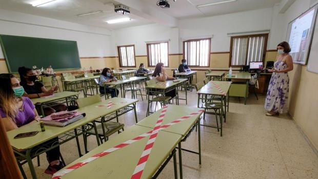 Sindicatos, patronal y profesores lamentan que protocolo de vuelta a las aulas de Celaá sea «unilateral»