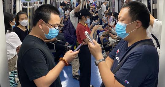 El rebrote del coronavirus en el mercado de Xinfadi ha dejado Pekín a medio gas, pero no lo ha paralizado. En imagen, el metro de Pekín durante el rebrote de coronavirus