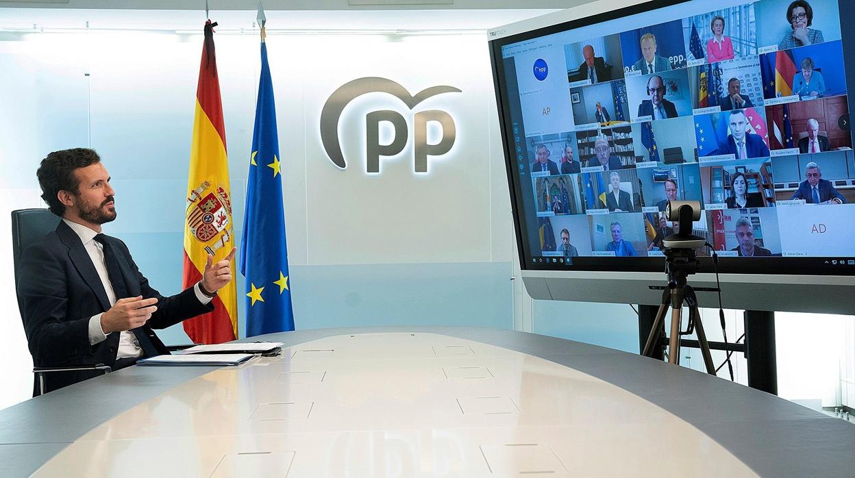 El líder del PP habla con líderes europeos