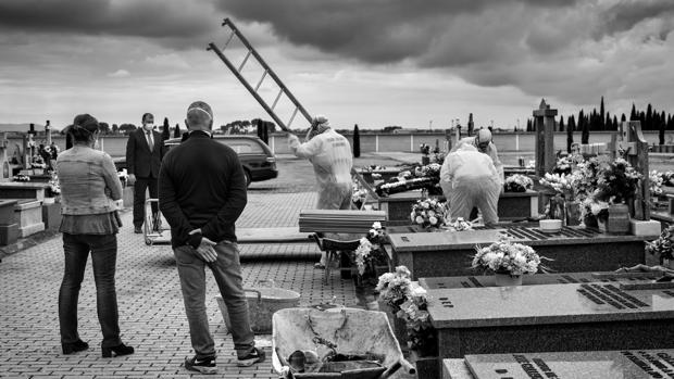 Sanidad mantiene congelada la cifra de muertos por Covid que algunas entidades sitúan en torno a 43.000