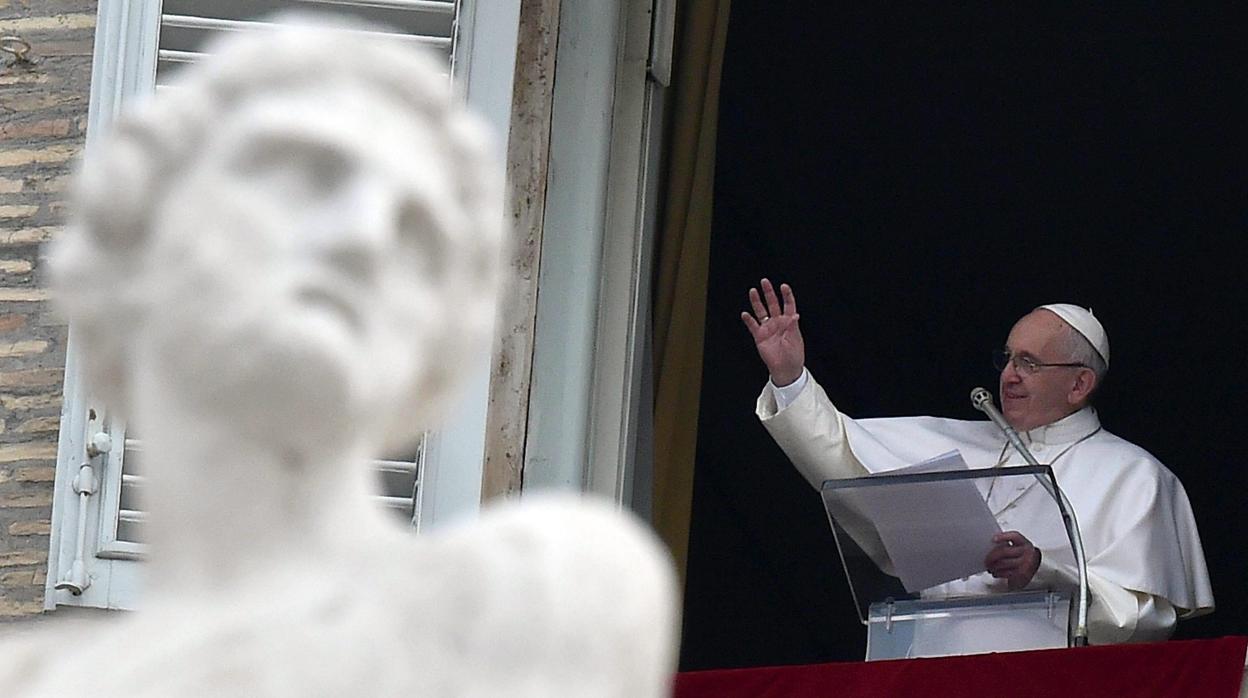 Dirigiéndose a los jóvenes, el Papa ha recordado la fiesta de san Luis Gonzaga, «un muchacho lleno de amor a Dios y al prójimo.