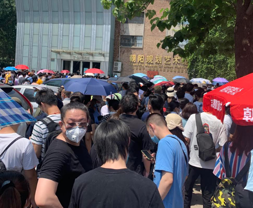 Para las pruebas del coronavirus en Pekín, en el parque de Chaoyang se han apelotonado hasta 15.000 personas, por supuesto sin guardar el distanciamiento social