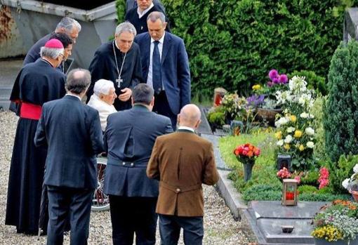 Benedicto XVI visita la tumba de sus padres y de su hermana en el cementerio de Ziegetsdorf