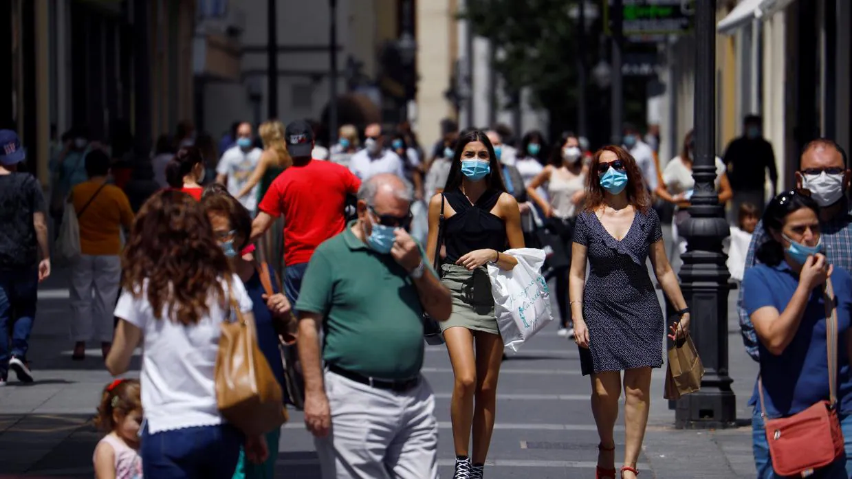 Gente protegida con mascarilla pasea en Córdoba
