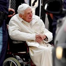 Benedicto XVI regresa al Vaticano tras visitar a su hermano enfermo en Regensburg