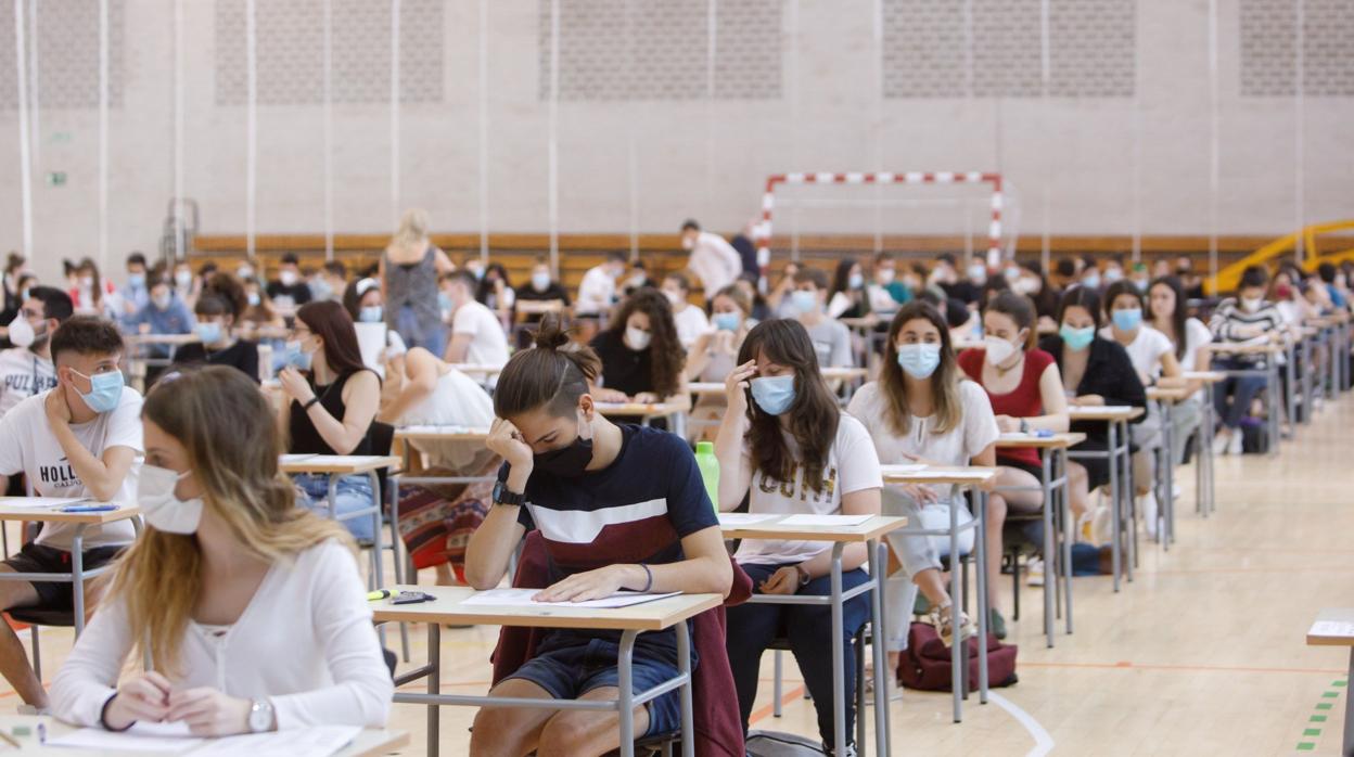 Estudiantes de Navarra este martes durante las pruebas de acceso a la Universidad