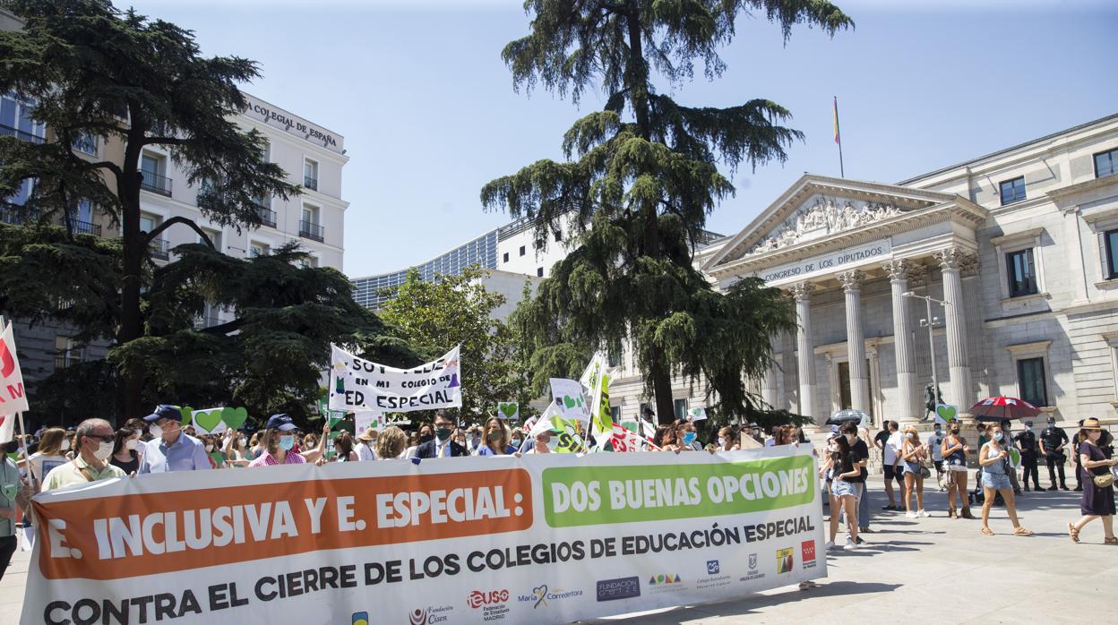 «Tenían apartado a mi hijo hasta en los recreos; todo cambió en el centro de educación especial»