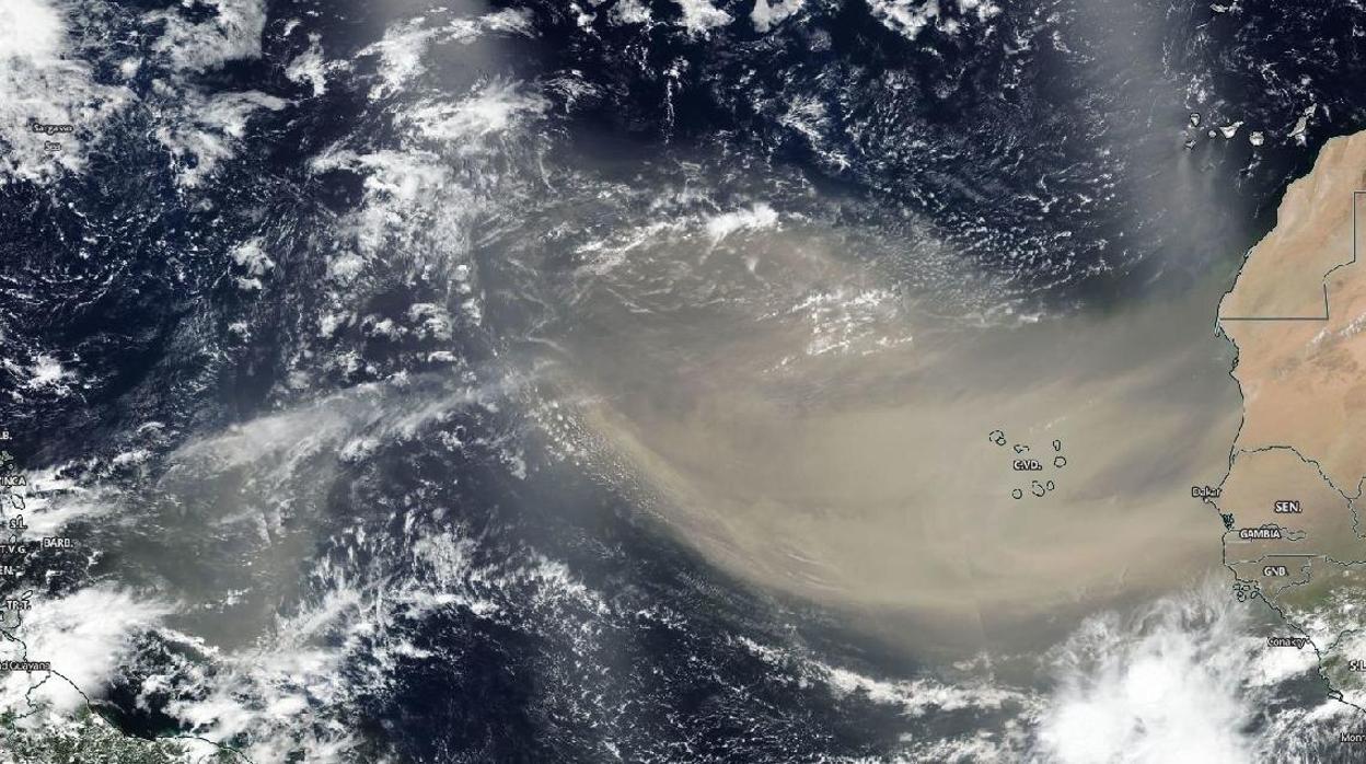 Fotografía cedida por la NASA que muestra la enorme nube de polvo