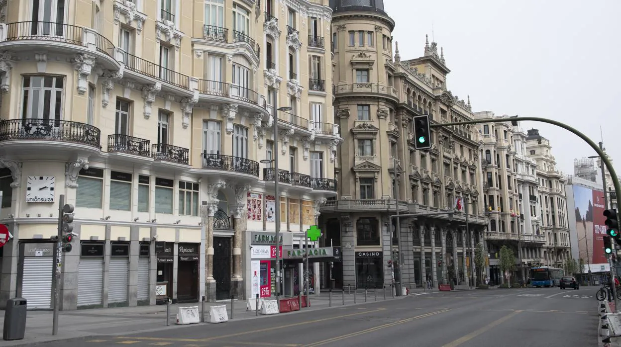 La calle Gran Vía de Madrid vacía como consecuencia del confinamiento por el Covid-19