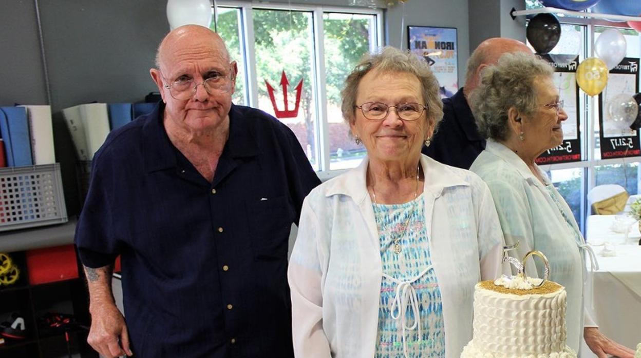 Imagen del matrimonio celebrando 50 años de casados