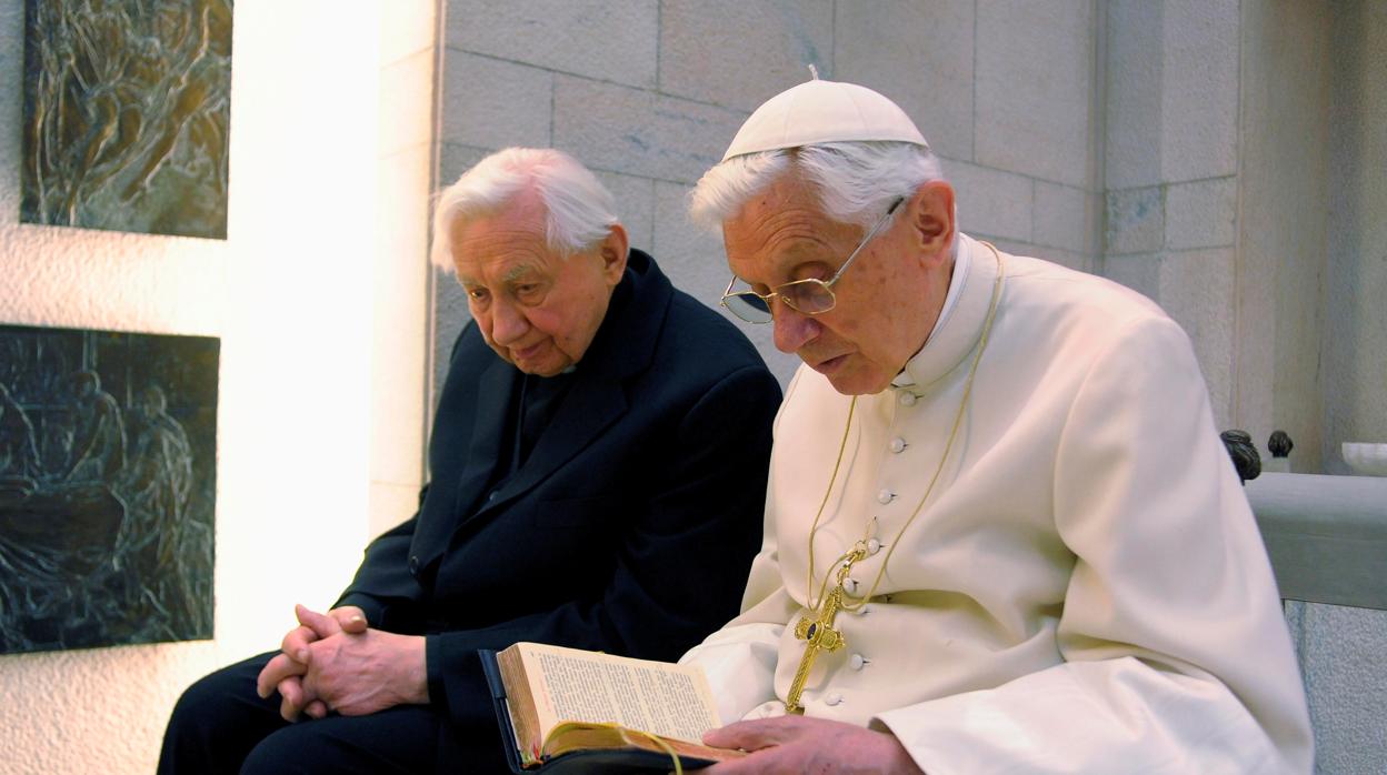 Imagen de 2012 de Benedicto XVI junto a su hermano Georg Ratzinger