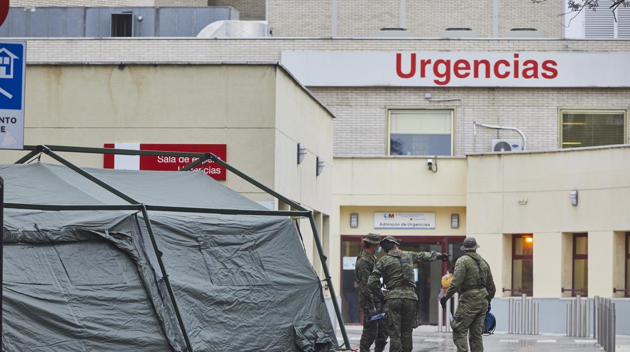 Unidades del Ejército de Tierra montan tiendas de campaña auxiliares en la zona de urgencias del Hospital Gregorio Marañón para tratar los casos menos graves de coronavirus