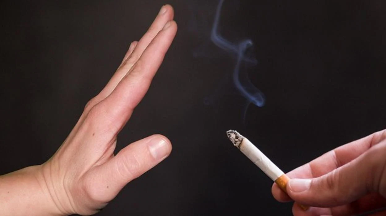 Sanidad cree que el tabaco puede ser transmisor del Covid-19 y aconseja no fumar en ambientes sociales
