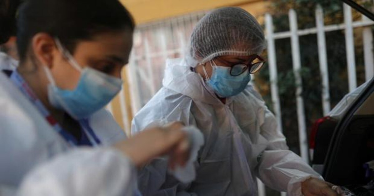 Dos enfermeras visitan pacientes en los domicilios en Santiago, Chile
