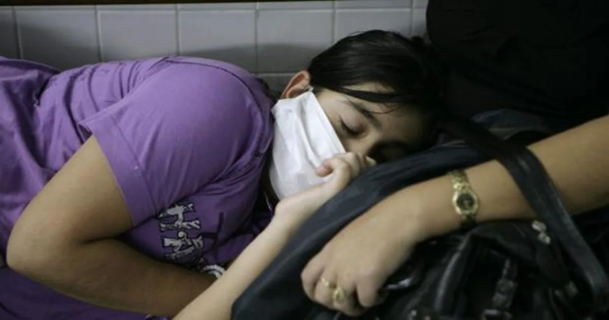 Una joven espera ser atendida en un hospital de Paraguay