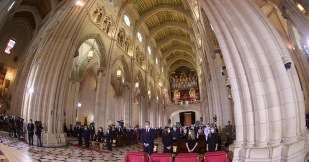 Los Reyes y las infantas presiden la misa funeral por las víctimas del Covid-19 en La Almudena