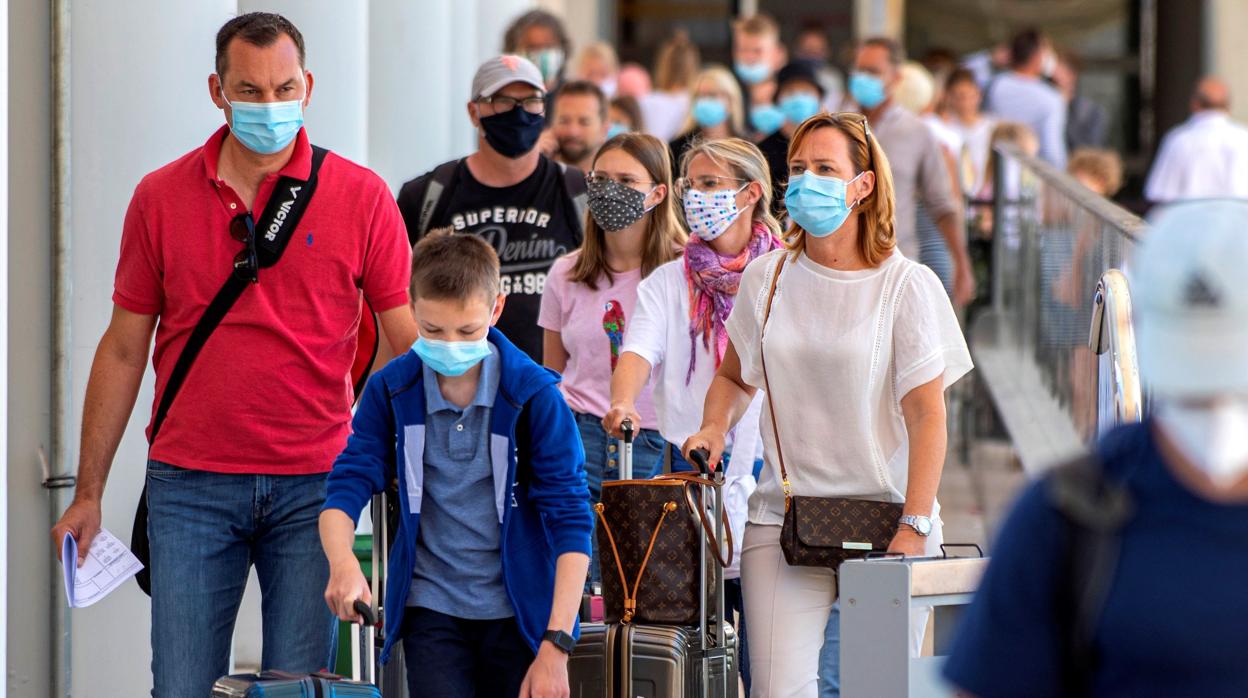 Una familia de turistas llega este lunes al Aeropuerto de Palma de Mallorca