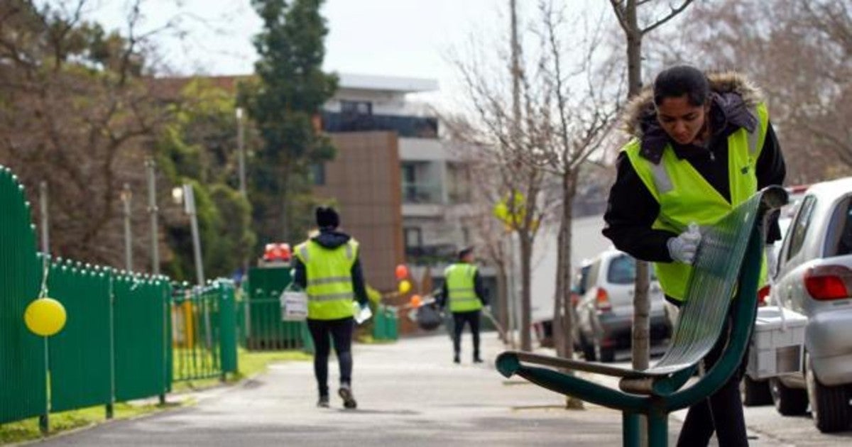 Un grupo de trabajadores limpia el mobiliario urbano en Melbourne