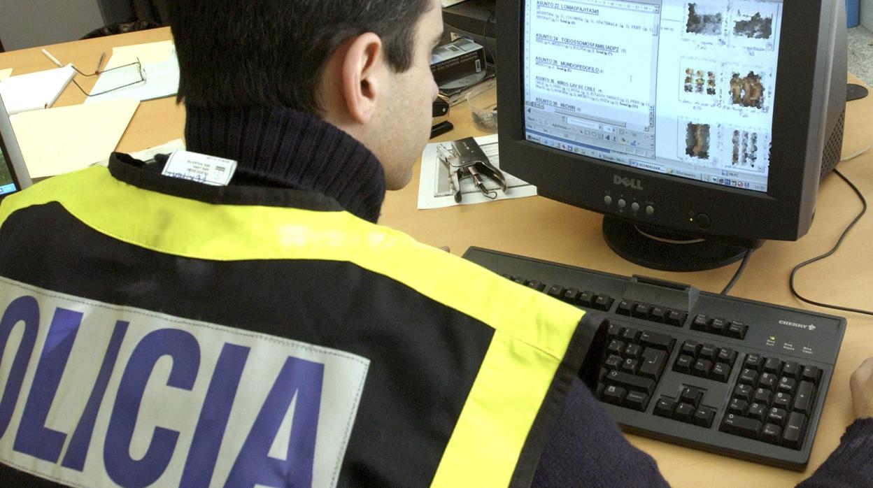 Policía visuaiizando grabacioness captadas de menores en una imagen de archivo