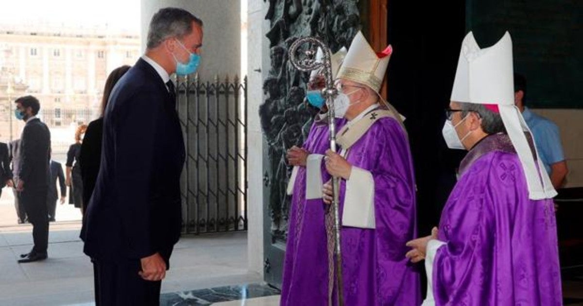 El Rey saluda al cardenal arzobispo de Madrid, Carlos Osoro, a su llegada a La Almudena