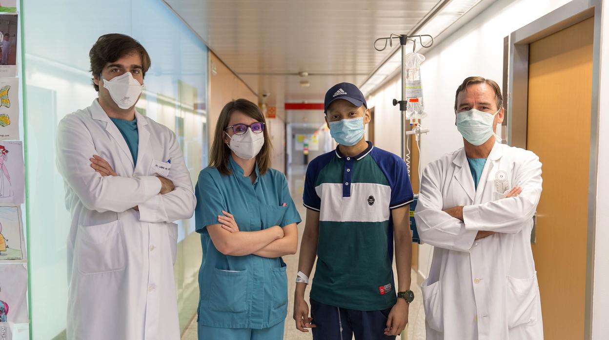 Esteban Sepúlveda junto a su equipo médico