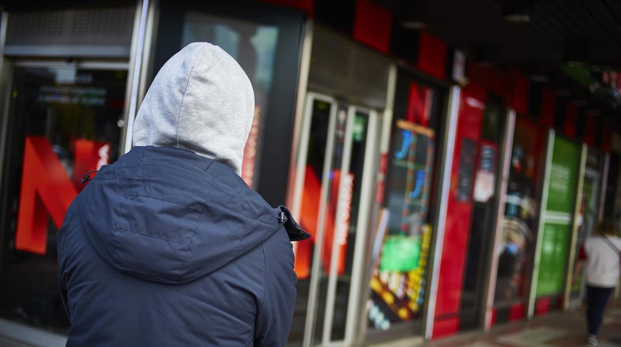 Un joven junto a una casa de apuestas en Madrid