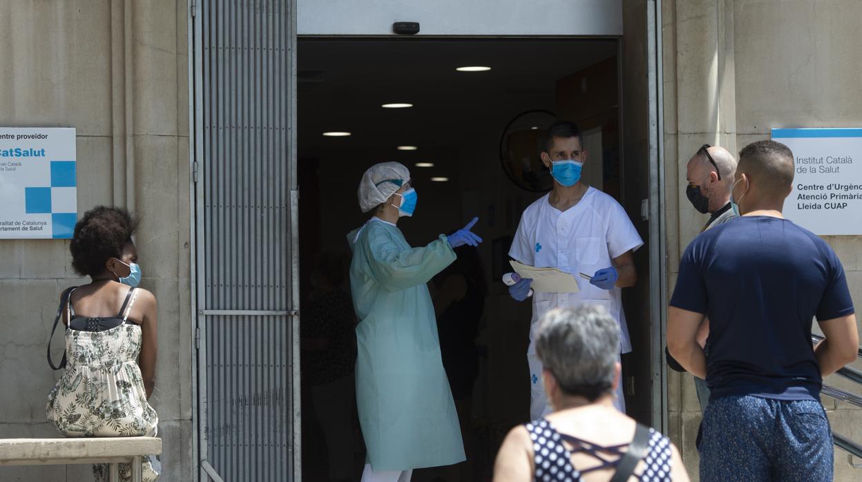 En el centro de urgencias de atención primaria (CUAP) de la avenida Prat de la Riba/ Illa pide a Lérida seguir las recomendaciones de las autoridades sanitarias catalanas
