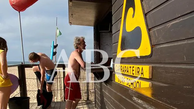 Fernando Simón, sábado de surf en Portugal en plena oleada de rebrotes