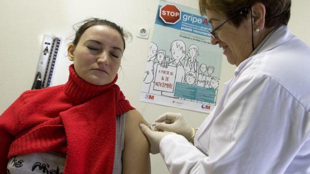 Vacunar antes y a más población de la gripe para evitar otra ola mortal de Covid en invierno