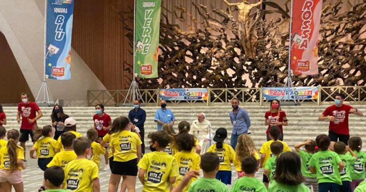 El Papa Francisco visitó este lunes a los niños que participan en los campamentos del Vaticano