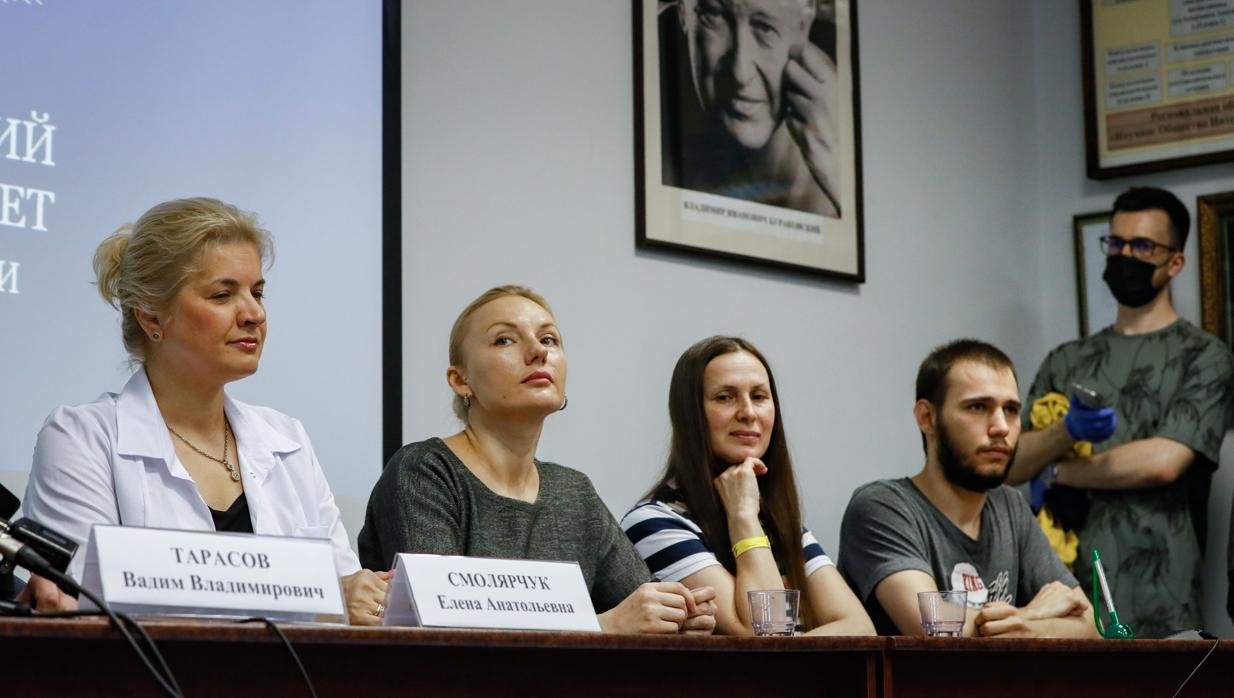 Elena Smolyarchuk, investigadora principal, Jefa del Centro de Investigación Clínica sobre Medicamentos en la Universidad Sechenov, y voluntarios en quienes se administró la vacuna rusa