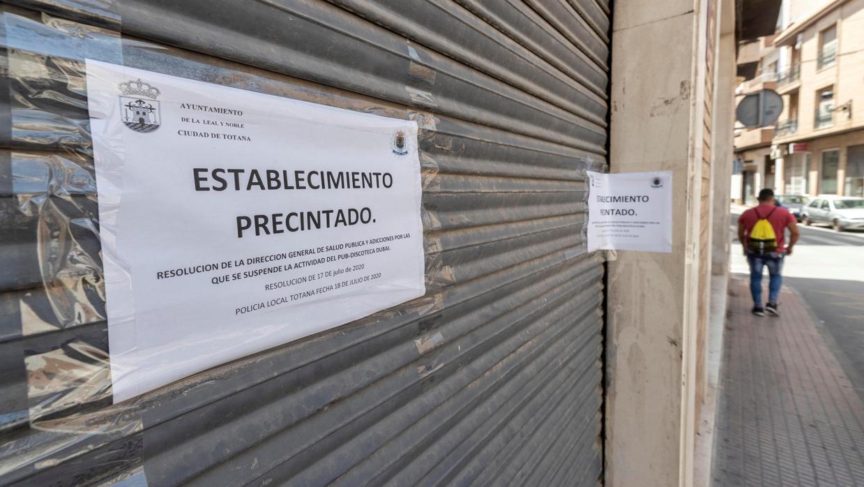 El local precintado en Totana (Murcia) después del brote detectado en la localidad en este bar los pasados días 10 y 11 de julio