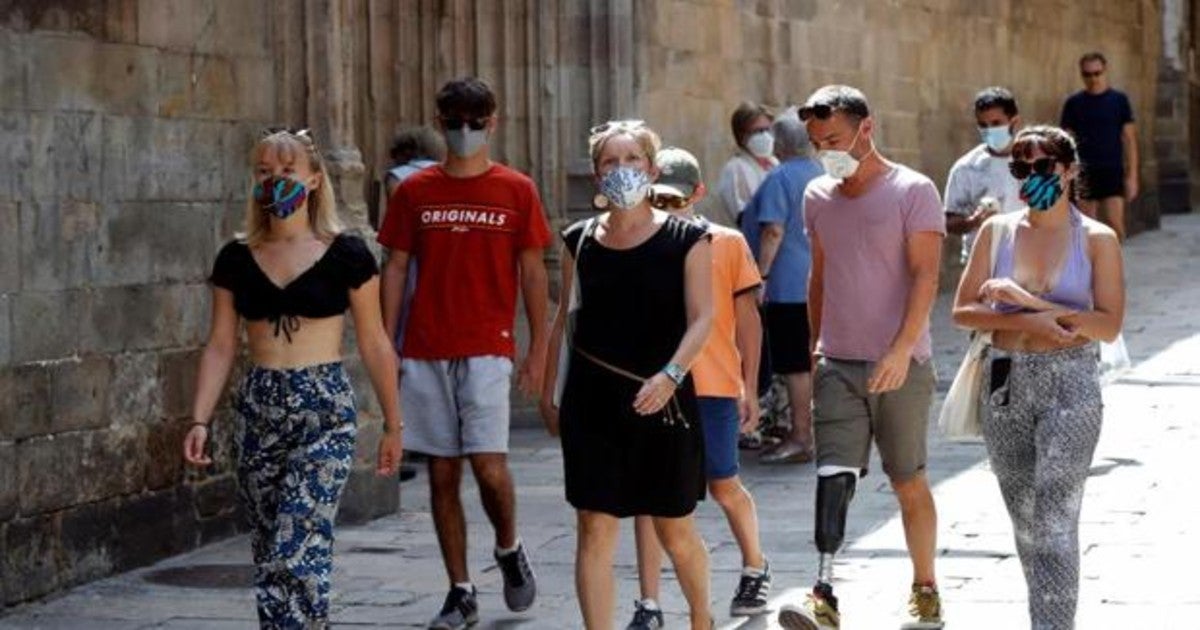 Turistas con mascarillas en Cataluña.